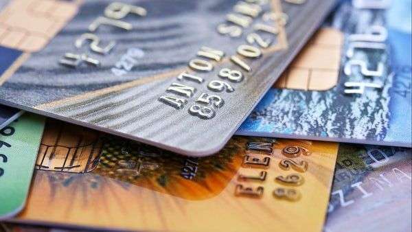 Mexicanos ‘temen’ usar sus tarjetas; crédito al consumo cae 12% en abril