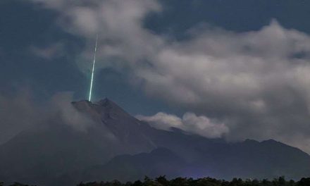 FOTOS. Meteoro cae sobre volcán activo en Indonesia