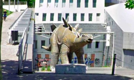 Un hombre muere atrapado dentro de una reproducción de un dinosaurio en España