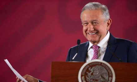 AMLO pide no perder el sentido del humor a sus adversarios por las encuestas