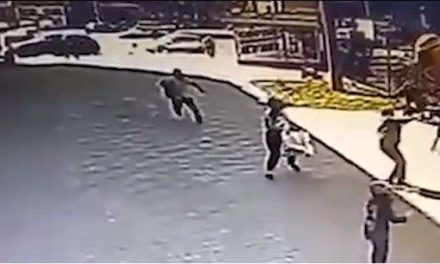 Viento suelta castillo inflable y arroja niños a 8 metros de altura (VIDEO)