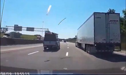 VIDEO ¡Se salva de milagro! Tabla le atraviesa el parabrisas en autopista