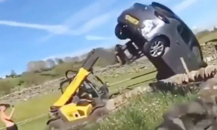 VIDEO. Granjero enfurecido empuja camioneta con su tractor