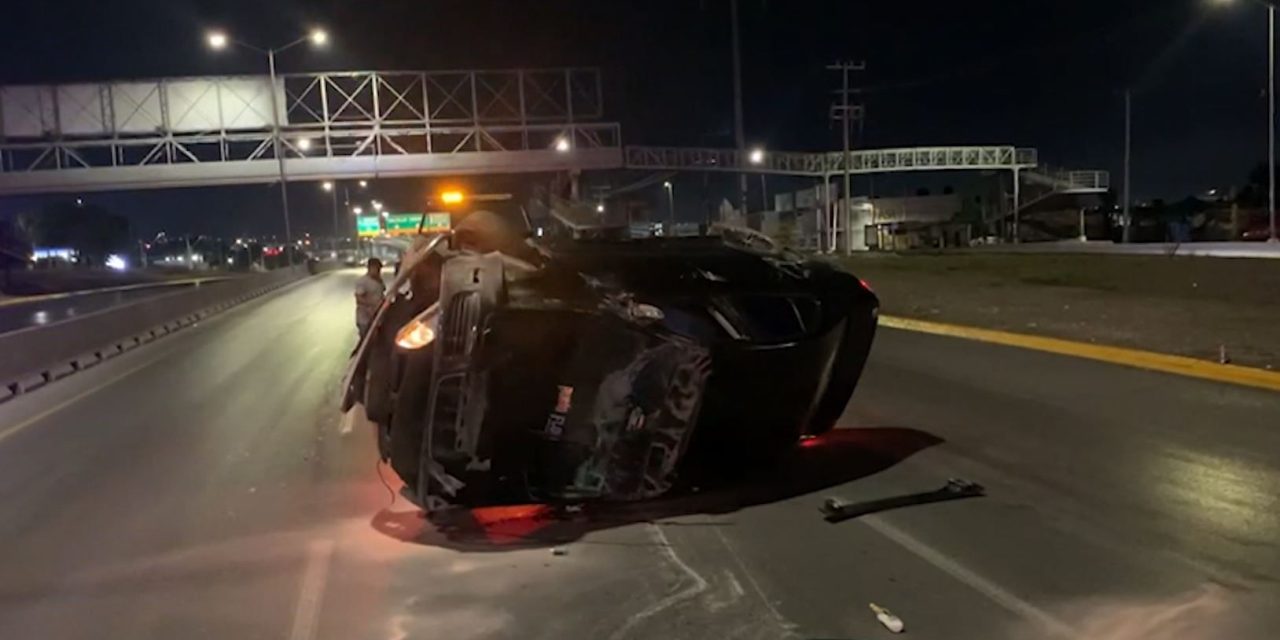 Choca y vuelca a exceso de velocidad en Fundadores
