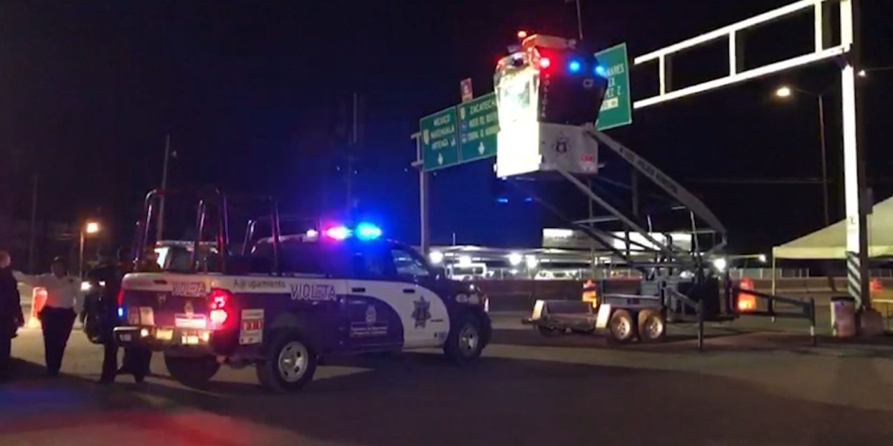Oficial de Policía evita que salte de puente peatonal en Saltillo