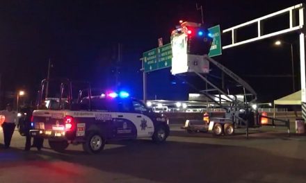 Oficial de Policía evita que salte de puente peatonal en Saltillo