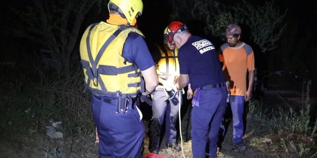 Bomberos rescatan a jóvenes de arroyo en Saltillo