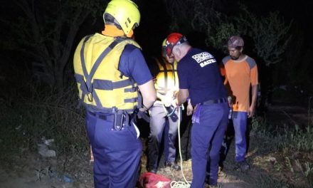 Bomberos rescatan a jóvenes de arroyo en Saltillo