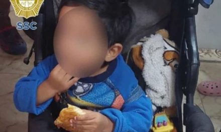 Abandonan a bebé con carriola y juguetes en plena calle