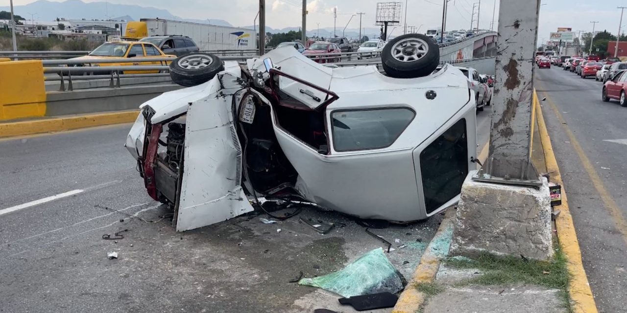 ¡Sobrevive de milagro! vuelca su auto en Valle Dorado Saltillo
