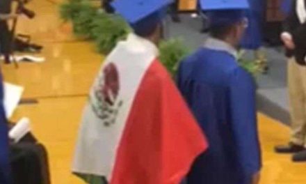 Niegan diploma a alumno en EU por portar bandera de México