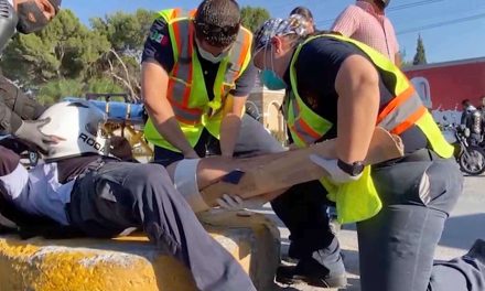 Trabajador cae de su motocicleta, termina con probable fractura