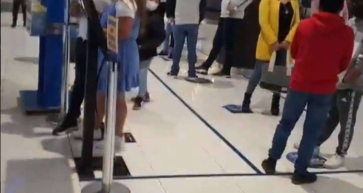 Acude a Cinépolis y los exhibe por no respetar la sana distancia… personal le pide entregar su teléfono