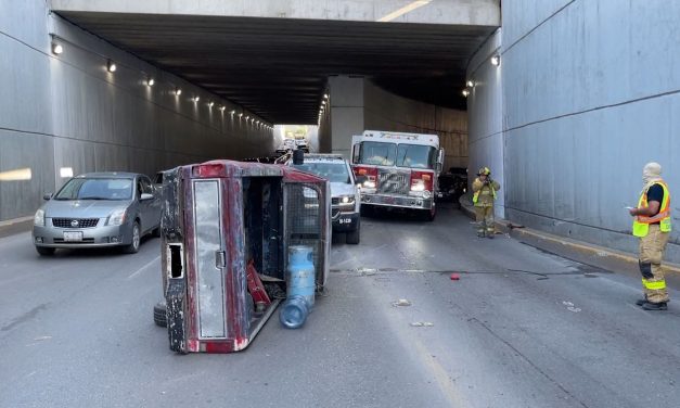 Volcadura en periférico deja menor lesionado