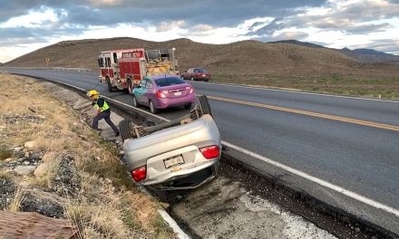 Vuelca en curva a alta velocidad en carretera Derramadero