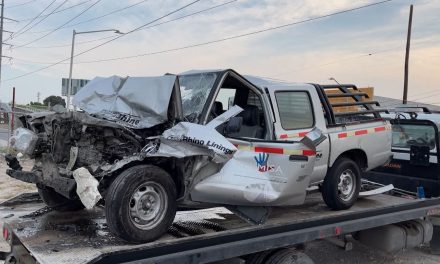 Chocan de frente contra camión y quedan gravemente heridos en Ramos Arizpe