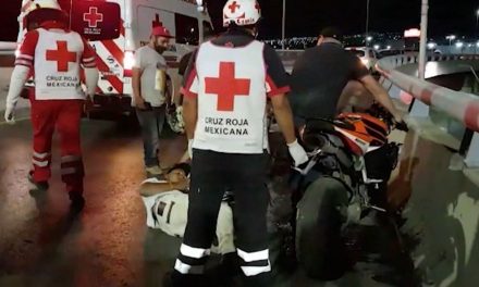 Pierde parte de la rodilla en accidente de moto en El Sarape