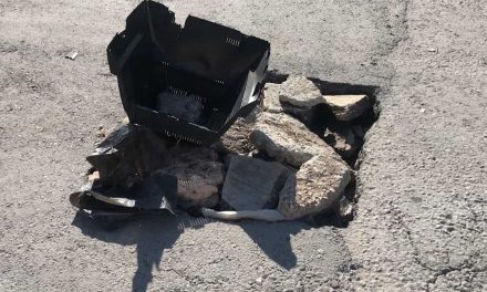 Vecinos tapan bache con piedras en Saltillo