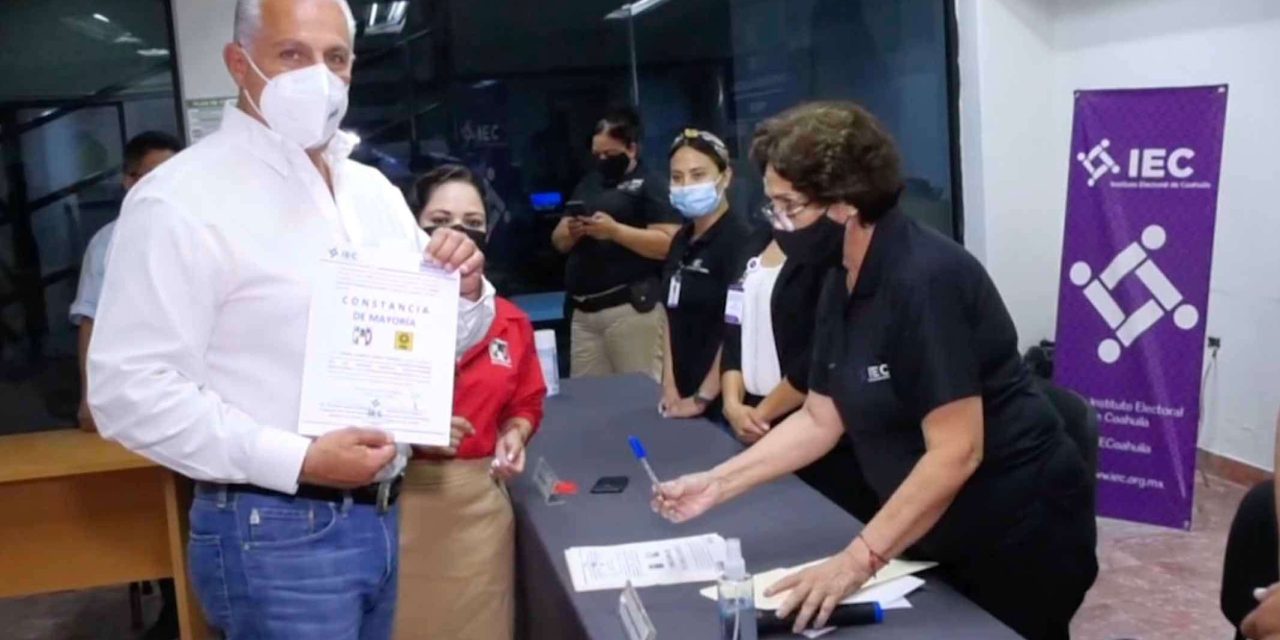 Recibe Román Cepeda constancia de mayoría