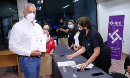 Recibe Román Cepeda constancia de mayoría