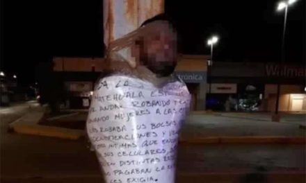 Hombre que extorsionaba sexualmente a mujeres es atado a un poste