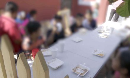 Con recursos propios matrimonio atiende a 20 infantes