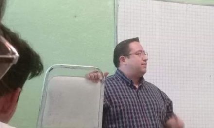 Trollean a profe, ve lo que le hicieron a su silla ¿prefirió comerse el pastel?