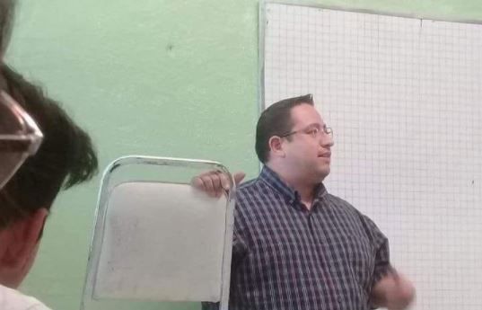 Trollean a profe, ve lo que le hicieron a su silla ¿prefirió comerse el pastel?