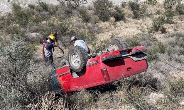 Vuelca camioneta en Arteaga; responsable huyó