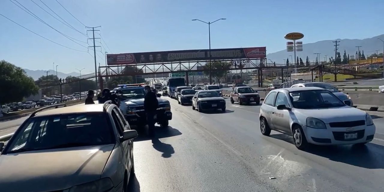 Mujer intentaba cruzar bulevar por debajo de un puente peatonal y la atropellan en Saltillo