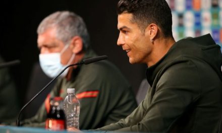 UEFA pide a los jugadores que dejen de retirar producto de los patrocinadores
