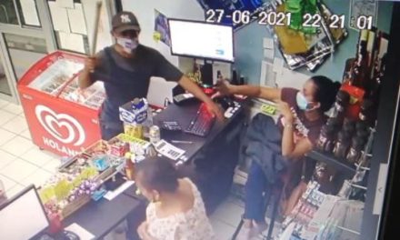 VIDEO: ¡Asalta tienda con un palo!