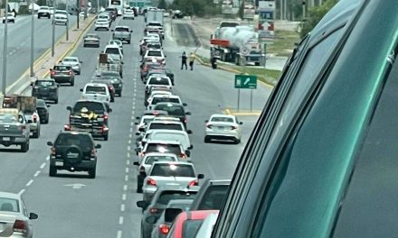 Se ‘alonchan’ para aplicarse la vacuna en Saltillo