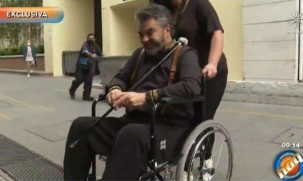 Aparece Mijares en silla de ruedas, le pusieron una prótesis