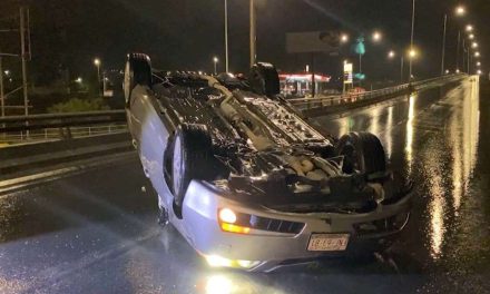Joven vuelca su vehículo, se impacto contra el cordón cuenta de un puente