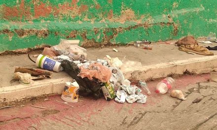 Riegan basura en el Barrio de Santa Anita