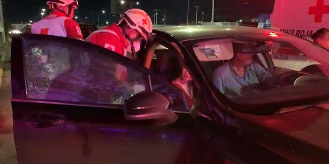 Auto en movimiento le dispara a mujer en Saltillo