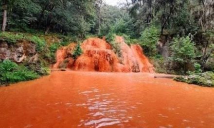 Cascadas y ríos de Nuevo Léon se pintan de naranja