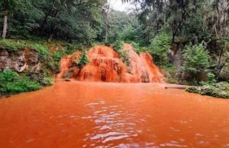 Cascadas y ríos de Nuevo Léon se pintan de naranja