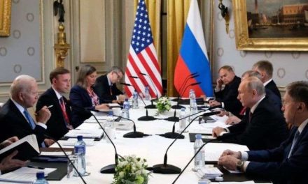 Desconfianza entre Biden y Putin… cada quién llevó su marca de botellas de agua