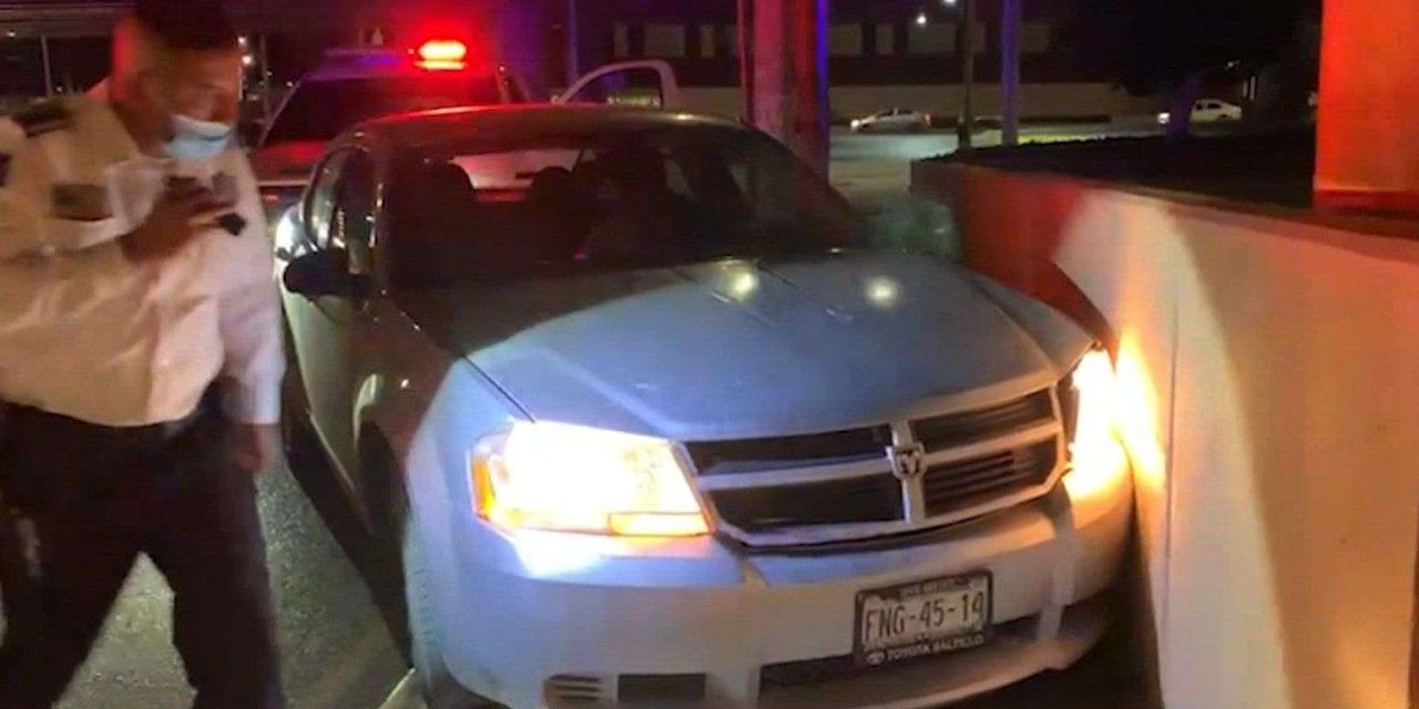 Joven se queda dormido y choca en centro comercial de Saltillo