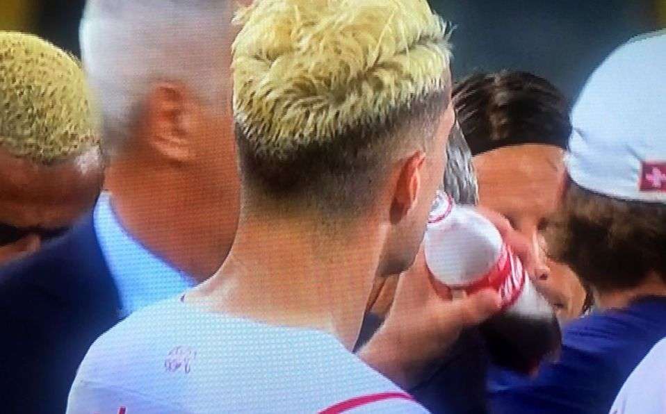 Mientras Cristiano la desprecia, capitán de Suiza se toma una Coca-Cola antes de cobrar los penales