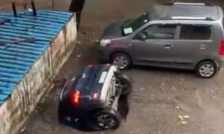 No es Puebla; socavón se traga auto en la India