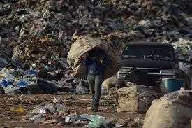 Abuelito come basura y vive en la calle, no tiene credencial para acceder a su pensión en Monclova