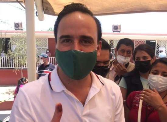 Acude a votar Manolo Jiménez, alcalde de Saltillo