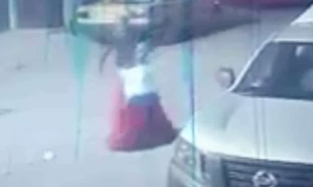 Video: misteriosa mujer camina en la madrugada por las calles de Saltillo