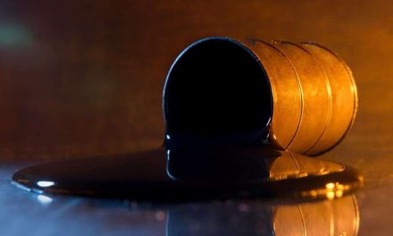 Petróleo sube a 66.51 dólares, pese a caída del crudo estadounidense