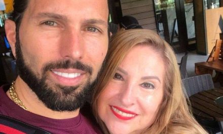Poncho de Nigris hace la maldad y avienta a su mamá a una alberca…¡pero no sabe nadar!