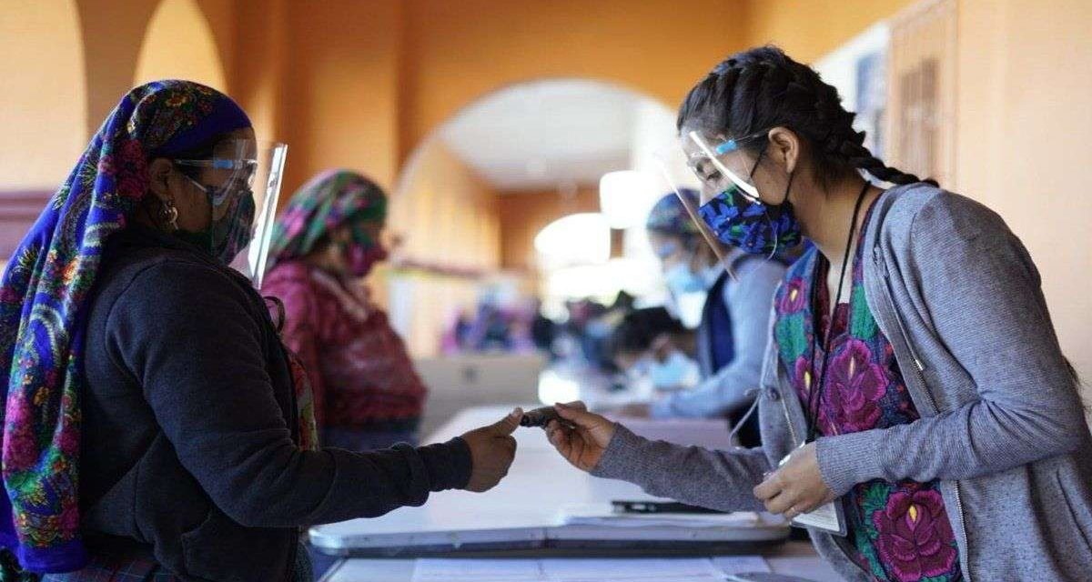 Mujeres zapotecas controlan casillas de Quialana