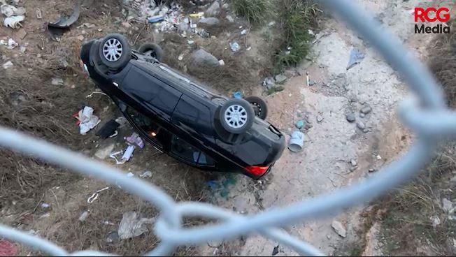 Conductor en estado de ebriedad cae hasta el fondo de un arroyo
